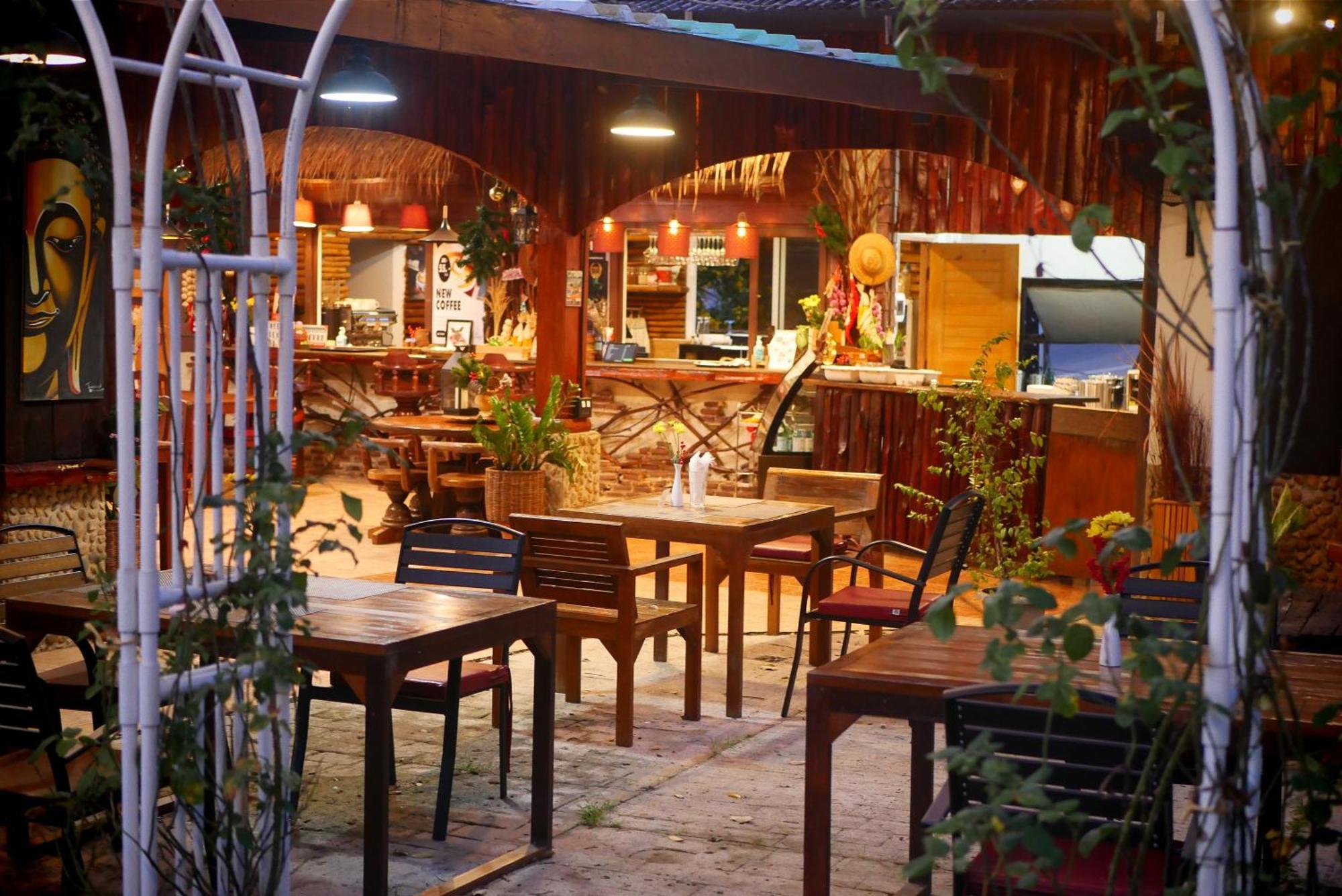 Big Elk Steak House - Homestay Trat Kültér fotó